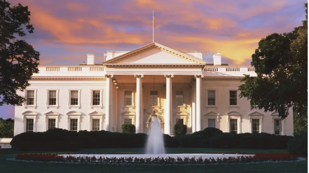 photo of the north lawn of the white house and fountain